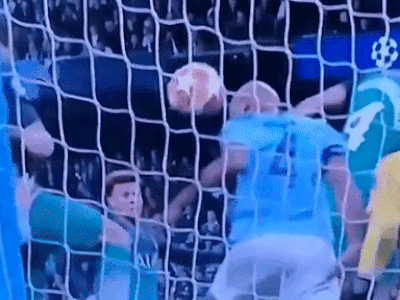 Góc quay cho thấy Man City đã bị cướp trắng một suất bán kết Champions League như thế nào