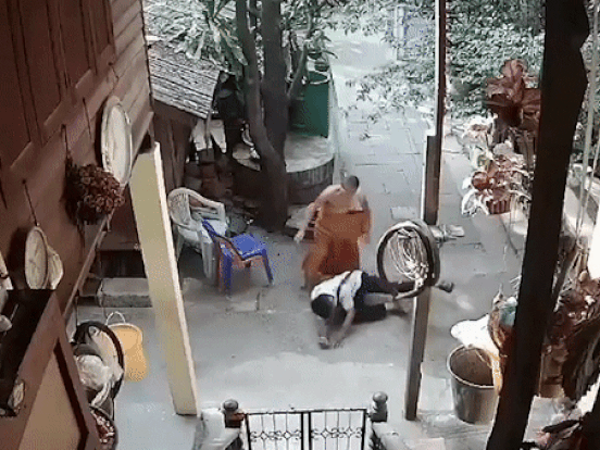 Nhà sư Thái Lan đánh người tàn tật, lý do phía sau càng phẫn nộ hơn