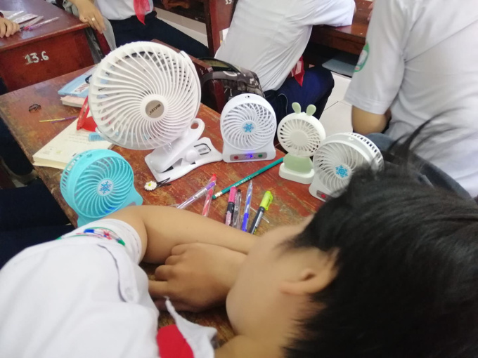 Phương thức tránh nóng 'bá đạo' thời 4.0 của hội học sinh khiến thế hệ 8X, 9X ghen tị hết nấc