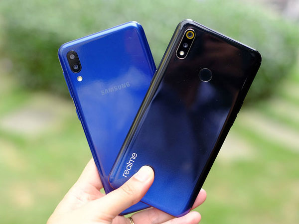 Smartphone màn hình 'giọt nước', camera kép giá 3,5 triệu đồng