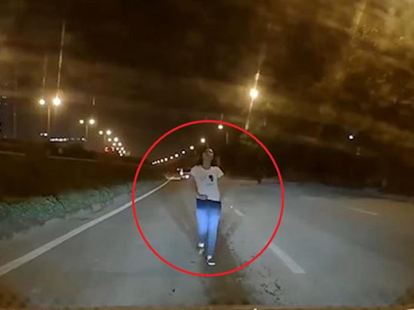 Video: Cô gái bất ngờ chạy ra giữa đường, lao thẳng vào đầu ôtô