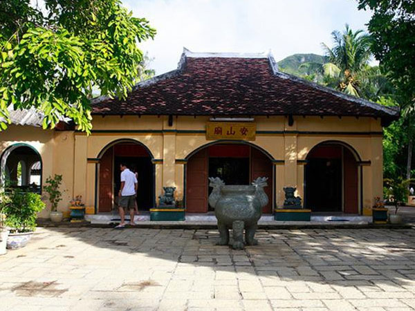 Đến Côn Đảo du lịch rồi trộm tiền công đức, 4 thanh niên bị bắt sau khi ra ngân hàng đổi tiền lẻ