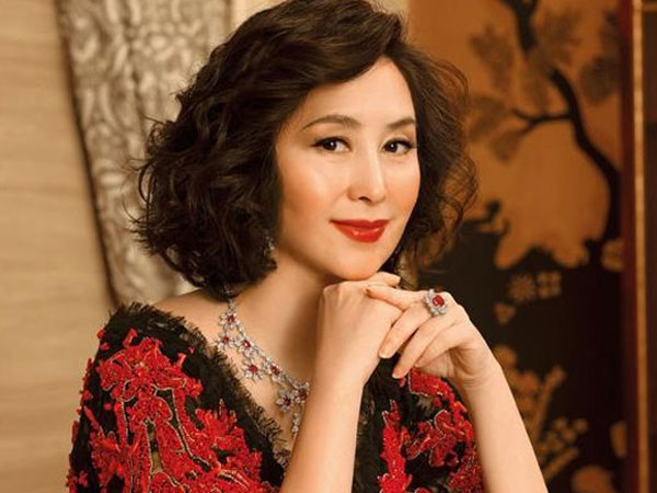 Mấy ai bản lĩnh như người đàn bà này, bị phản bội vẫn sẵn sàng buông bỏ, ngày đi dự đám cưới chồng cũ đã ở một 'đẳng cấp' khác biệt