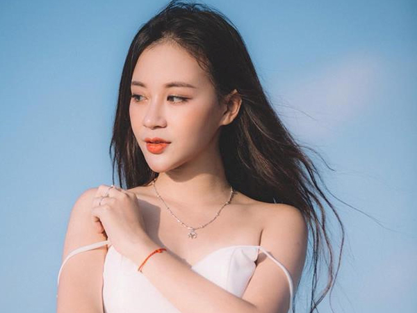 Nữ sinh ĐH Thương mại được dân mạng ví nhan sắc như một 'nàng thơ'