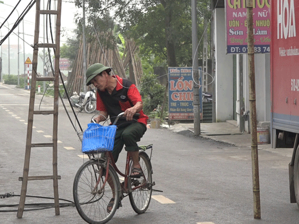 Video: Hàng cột điện 'đứng' giữa đường ở Hà Nội