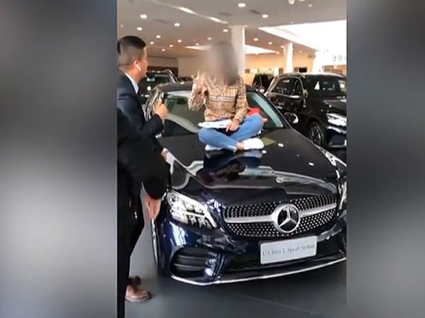 Video: Nữ khách hàng ngồi trên ca-pô xe Mercedes để bắt đền đại lý