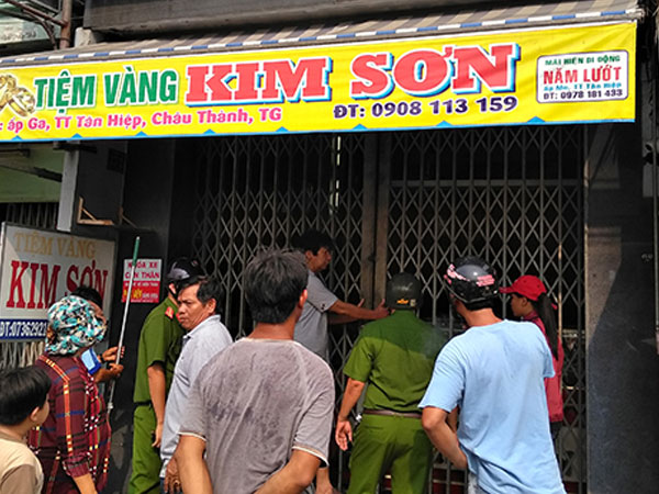 Chủ tiệm vàng ở Tiền Giang chống trả tên cướp có roi điện