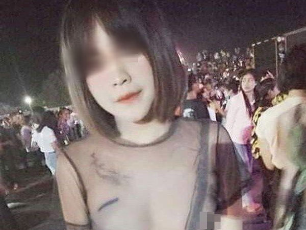 Giữa ngày nắng lửa, cô gái xinh đẹp mặc áo lưới xuyên thấu, không nội y đi lễ hội còn chụp ảnh tung Facebook