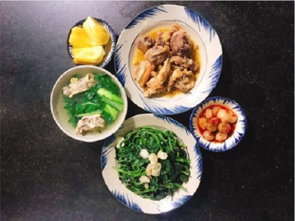 Khoe mâm cơm dễ nấu dễ ăn ngày nắng nóng, ai ngờ vợ trẻ lại bị chị em 'tuýt còi' vì bát canh