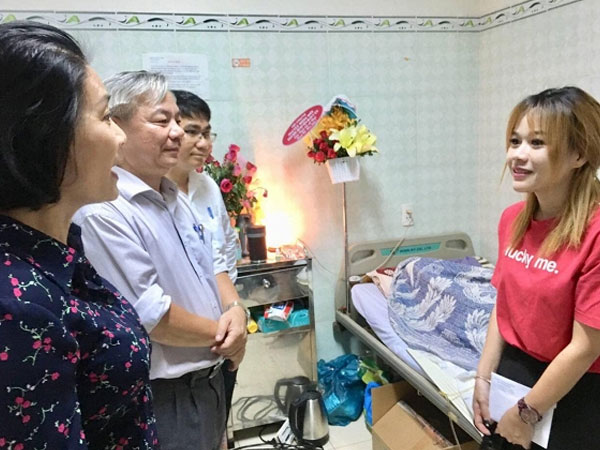 Lý do được ban văn nghệ thành uỷ vào thăm, nghệ sĩ Lê Bình vẫn trùm chăn