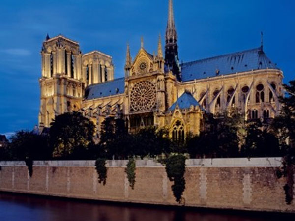 Tranh cãi về phục dựng Nhà thờ Đức Bà Paris – Hoài cổ hay hiện đại?