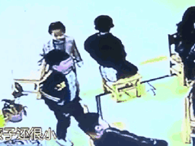 Video bé trai đang ngồi trong lớp học bỗng nhiên đứng lên chạy vòng quanh, xô đổ bàn ghế rồi ngã xuống tử vong