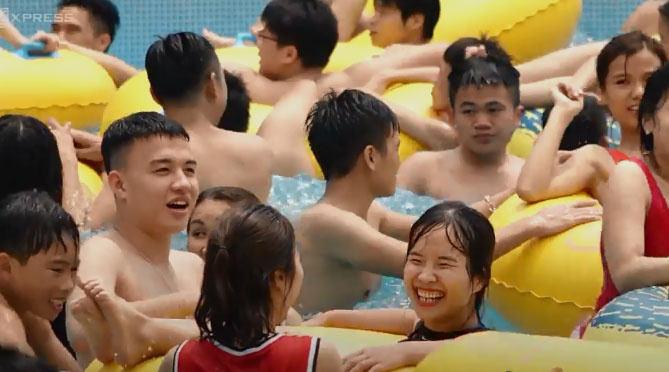 Video: Công viên nước đông kín người kéo đến tắm giải nhiệt
