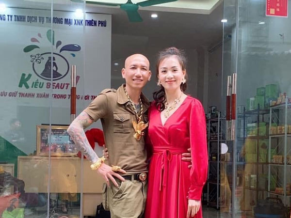 Vợ chồng ca sĩ Phú Lê bị điều tra vì quảng cáo thuốc không giấy phép với tác dụng... 'trên trời'