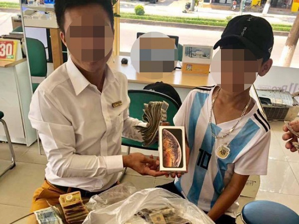 Cậu bé 16 tuổi mang 25 triệu tiết kiệm được trong 3 năm đi mua điện thoại khiến dân mạng tranh cãi