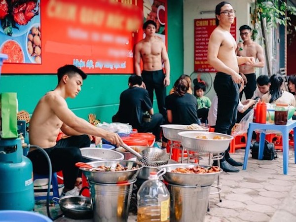 Cởi trần khoe body 6 múi cuồn cuộn giữa nắng nóng đổ lửa 40 độ, quán ăn lề đường Hà Nội gây xôn xao