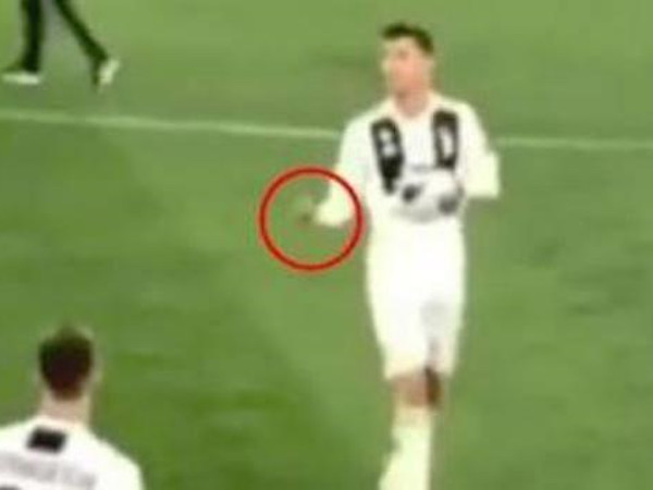 Cử chỉ xấu xí của Ronaldo với đồng đội sau trận thua Ajax