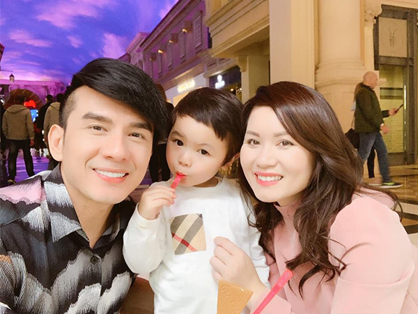 Đan Trường khoe ảnh kỷ niệm 6 năm ngày cưới nhưng 'người thứ ba' mới là nhân vật gây chú ý