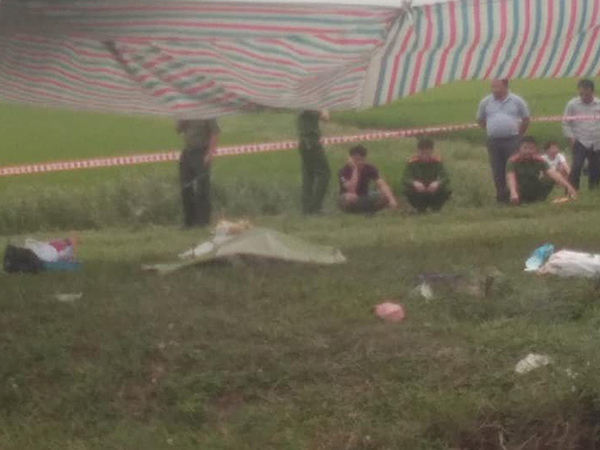 Hưng Yên: Phát hiện chiếc xe máy và thi thể nam thanh niên có nhiều vết thương dưới sông