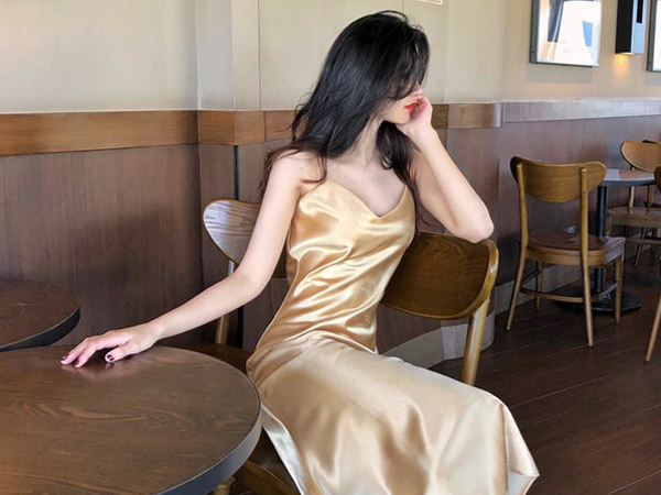Mát mẻ, sang chảnh lại rất 'lúng liếng', váy lụa hai dây ắt là thứ bạn nên mua hè này