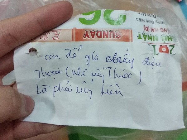 Mẩu giấy nhỏ trong túi thuốc mẹ gửi và câu chuyện khiến những đứa con xa nhà rơi nước mắt