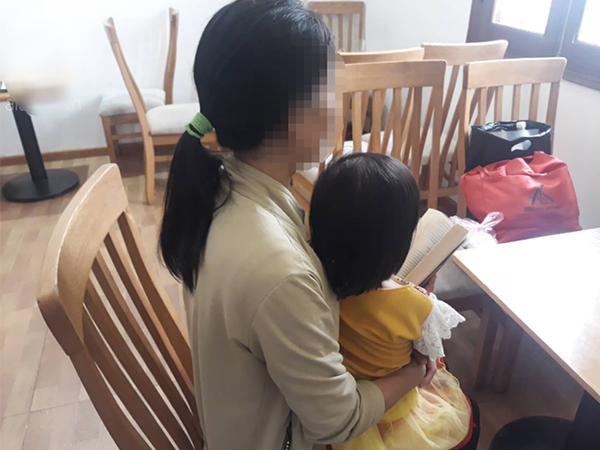 Người mẹ đau đớn tố cáo lão già xâm hại con gái 3 tuổi: 'Con bé nói ông ta làm con đau, hôn vào mặt con...'