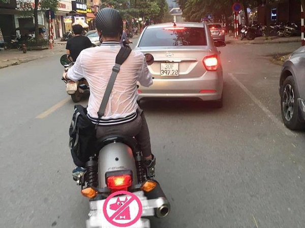 Nhìn người đàn ông đi xe máy với lưng áo ướt đẫm mới thấy thời tiết Hà Nội nóng đến thế nào!
