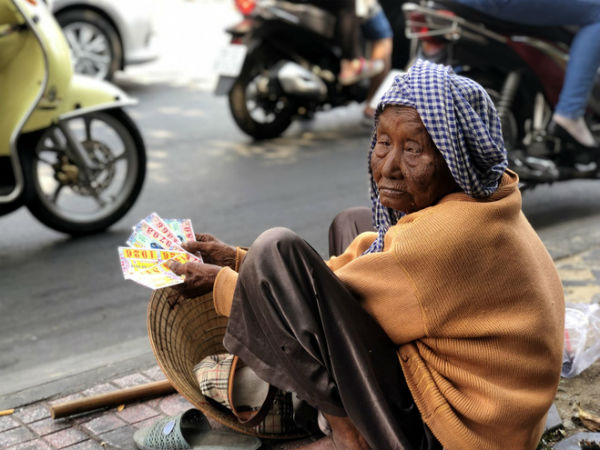 TP HCM nắng nóng hơn 43 độ C, người dân nhìn thấy ảo ảnh trên đường