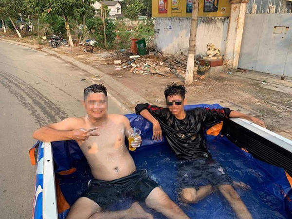 Trời nắng nóng, 2 thanh niên thử một lần 'chơi lớn' khiến cả phố phải xôn xao