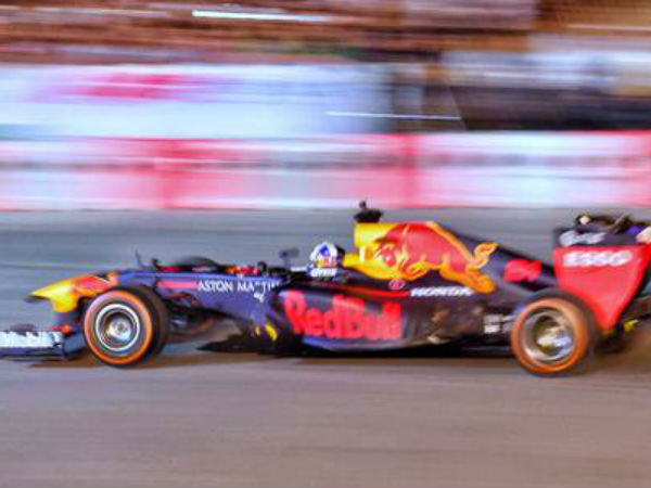 Video: Hai xe đua F1 biểu diễn lần đầu trên đường Hà Nội
