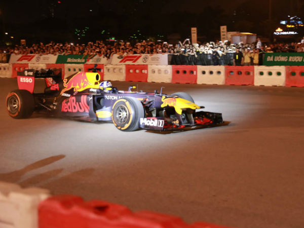 Xe đua F1 lao qua 'như cơn gió' trước khu vực sân vận động Mỹ Đình, ngàn người hò reo