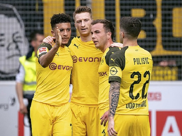 4 cái tên khác nhau lập công, Dortmund thắng đậm và tiếp tục bám đuổi Bayern Munich