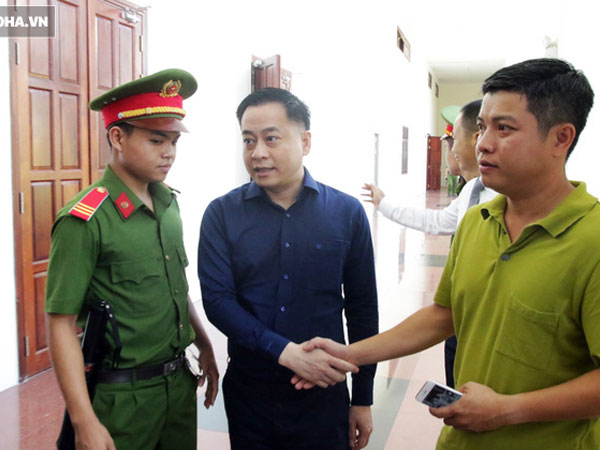 [Ảnh] Khoảnh khắc Vũ 'nhôm' gượng gạo tra tay vào còng, bị áp giải về trại giam