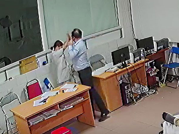 Bác sĩ bị doạ: ‘Tôi sẽ cho chị sáng nhất mạng xã hội’