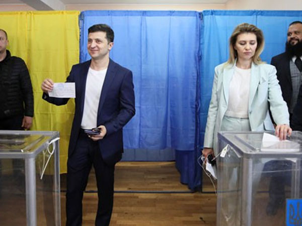 Bầu cử tổng thống Ukraine: Diễn viên hài Zelenskiy chắc thắng?