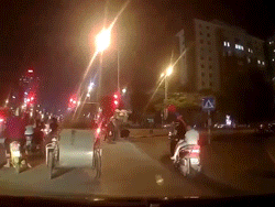 Cặp đôi đi xe ga chở theo con nhỏ thản nhiên giật đồ chơi của bé khác đang dừng đèn đỏ với mẹ