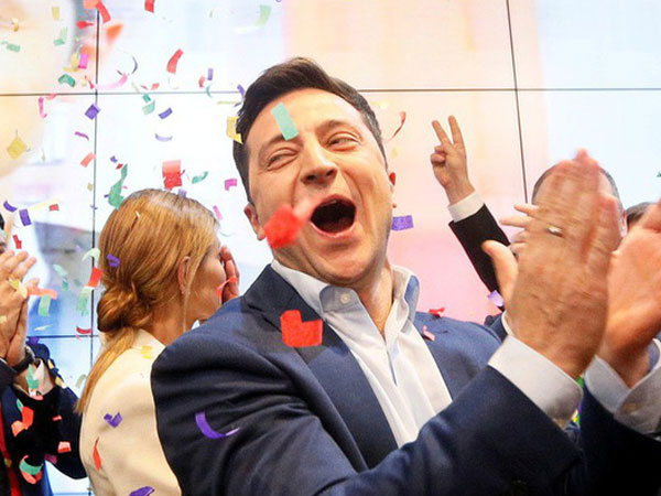 Chiến thắng áp đảo, danh hài Zelensky úp mở về giải pháp cho Donbass và 'tương lai' của ông Poroshenko