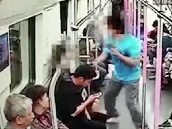 Cô gái xinh đẹp từ chối làm quen với người đàn ông lạ mặt và nhận cái kết khiến ai cũng bất ngờ