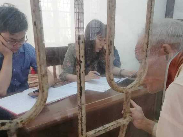 Dân chui qua lỗ làm việc, Nam Định thu nhỏ ô kính