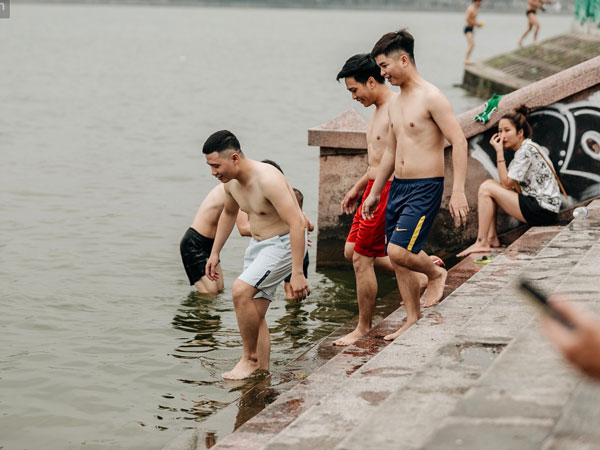 Hà Nội oi nóng ngộp thở, nhiều người mang theo cả thú cưng ra Hồ Tây tắm bất chấp biển cấm