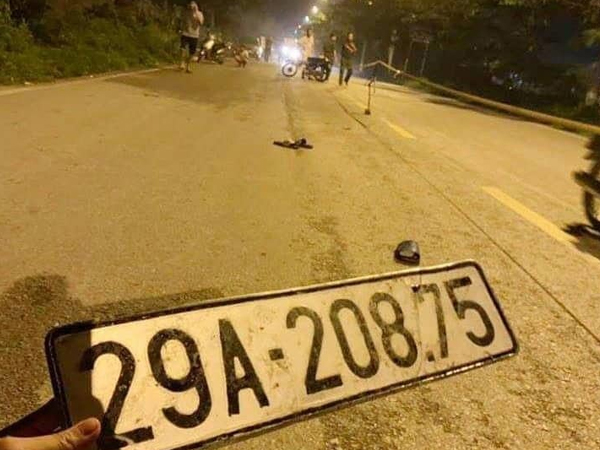 Hà Nội: Tông 2 chị em nguy kịch, tài xế lái xe bỏ chạy rơi cả biển số