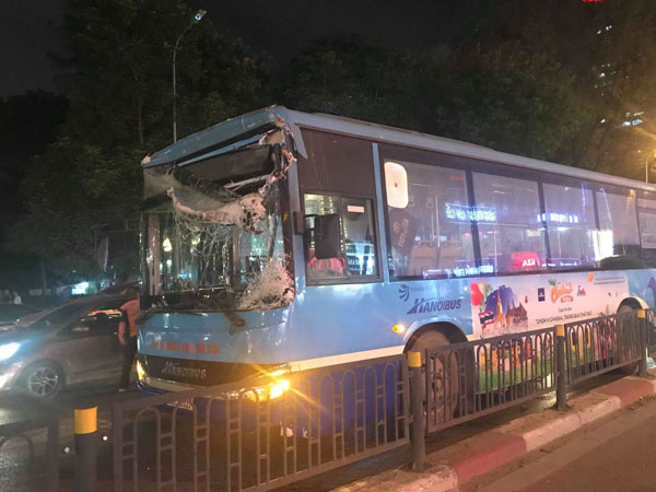 Hà Nội: Xe bus đâm sập rào chắn cầu vượt, giao thông ùn tắc nghiêm trọng