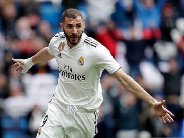 Karim Benzema rực sáng với cú hattrick, Real Madrid thắng đậm trên sân nhà