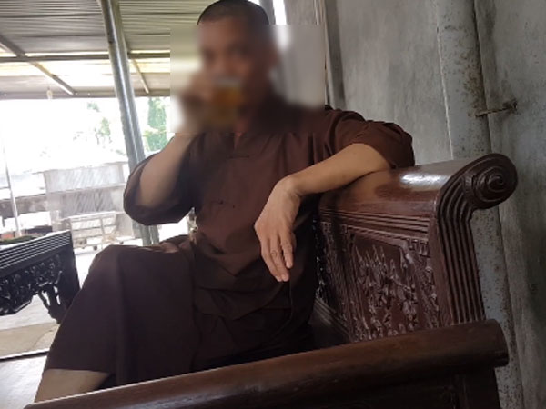 Sư trụ trì cầm ly bia nói về việc 'thả chó cắn nát mặt Phật tử'