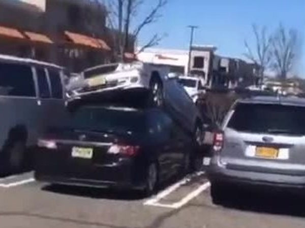 Video: Tài xế nhầm chân ga, xe Mercedes leo lên nóc Toyota Corolla