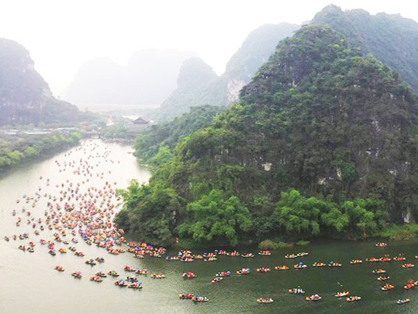 Video: Tràng An rực rỡ ngày khai hội, du khách ùn ùn đổ về Ninh Bình