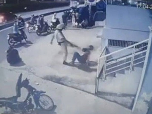 Vụ CSGT đá chân, chĩa súng vào ‘quái xế’: Động thái 'nóng' từ công an