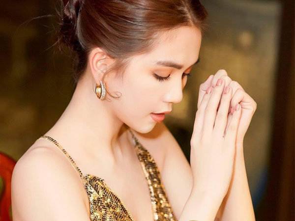 Vừa kỷ niệm 2 năm ngày yêu chưa bao lâu, Ngọc Trinh lại chất chứa tâm sự: 'Ai cần đi sẽ đi'