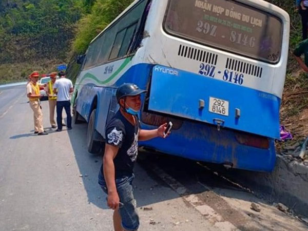 Xe chở cựu chiến binh mất phanh trên đèo Pha Đin, 4 người bị thương