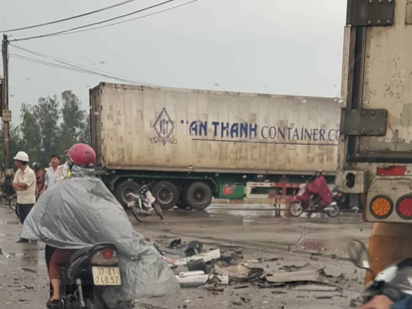 Xe chở giàn giáo va chạm xe đầu kéo, 2 người nhập viện